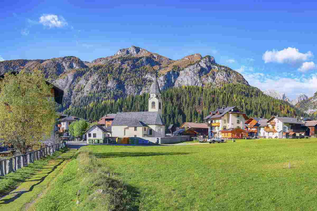 Il borgo di Cima Sappada, inserito tra i Borghi più belli d’Italia, accoglie i visitatori con il suo fascino discreto: ogni finestra fiorita