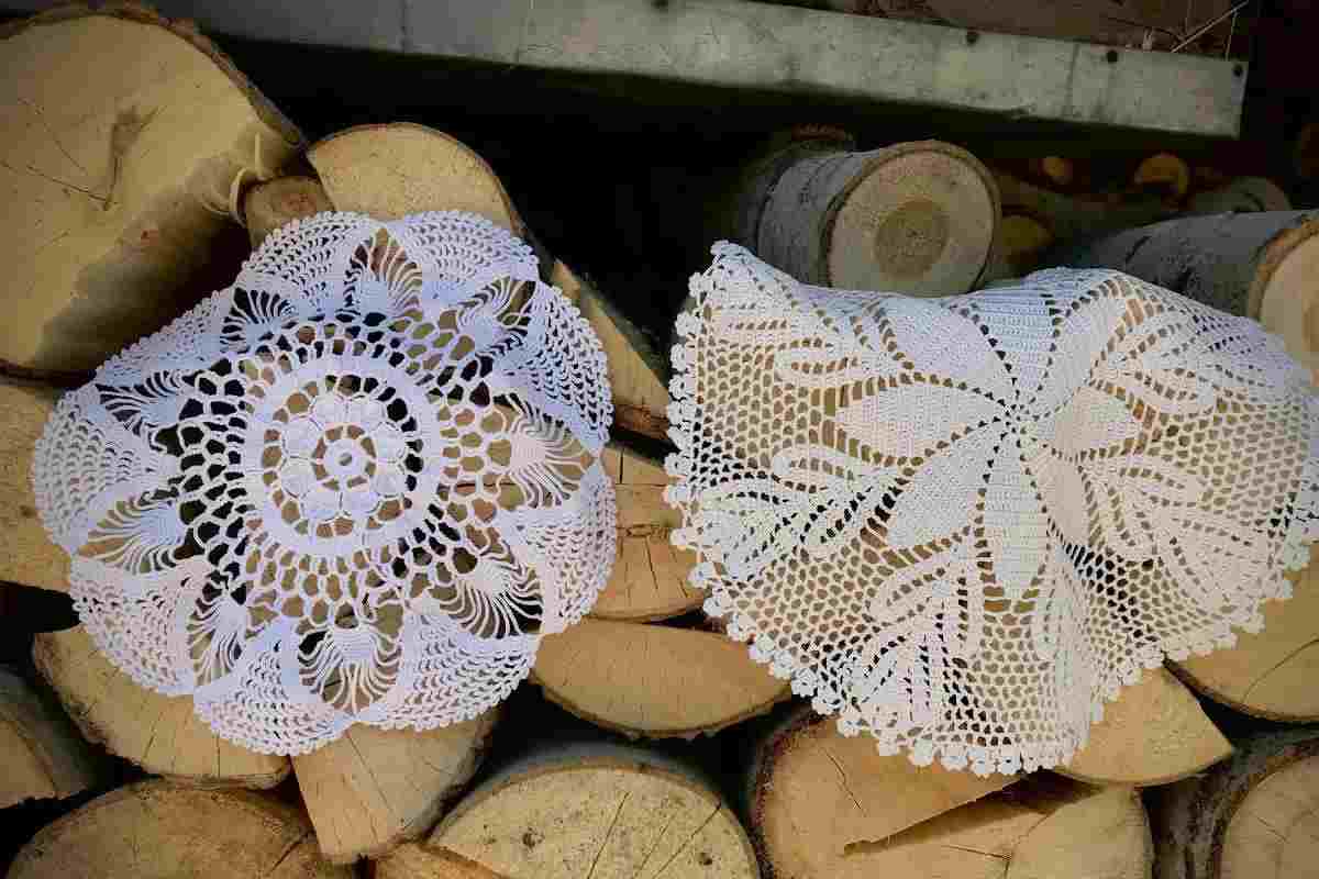 Hai centrini della nonna dimenticati nei cassetti? Così diventano arredi meravigliosi tutti i dettagli