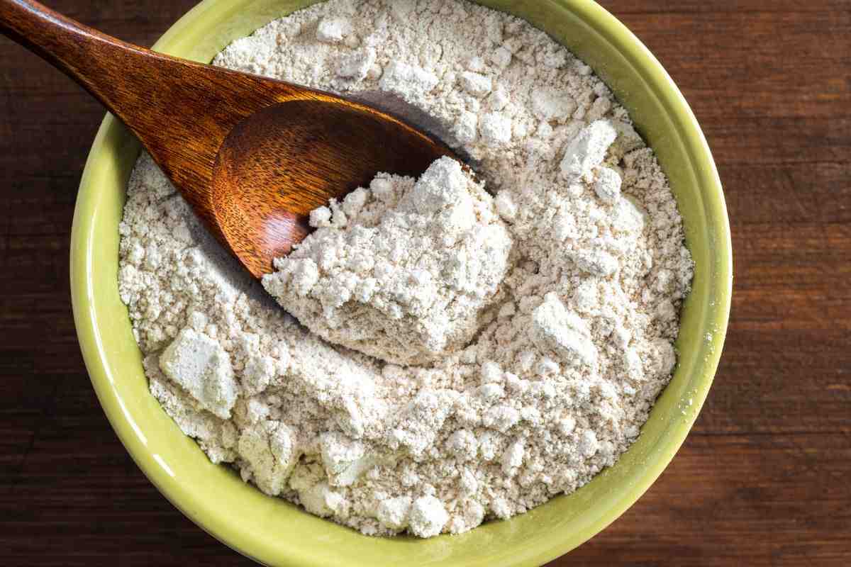 usa la farina per pulire la casa