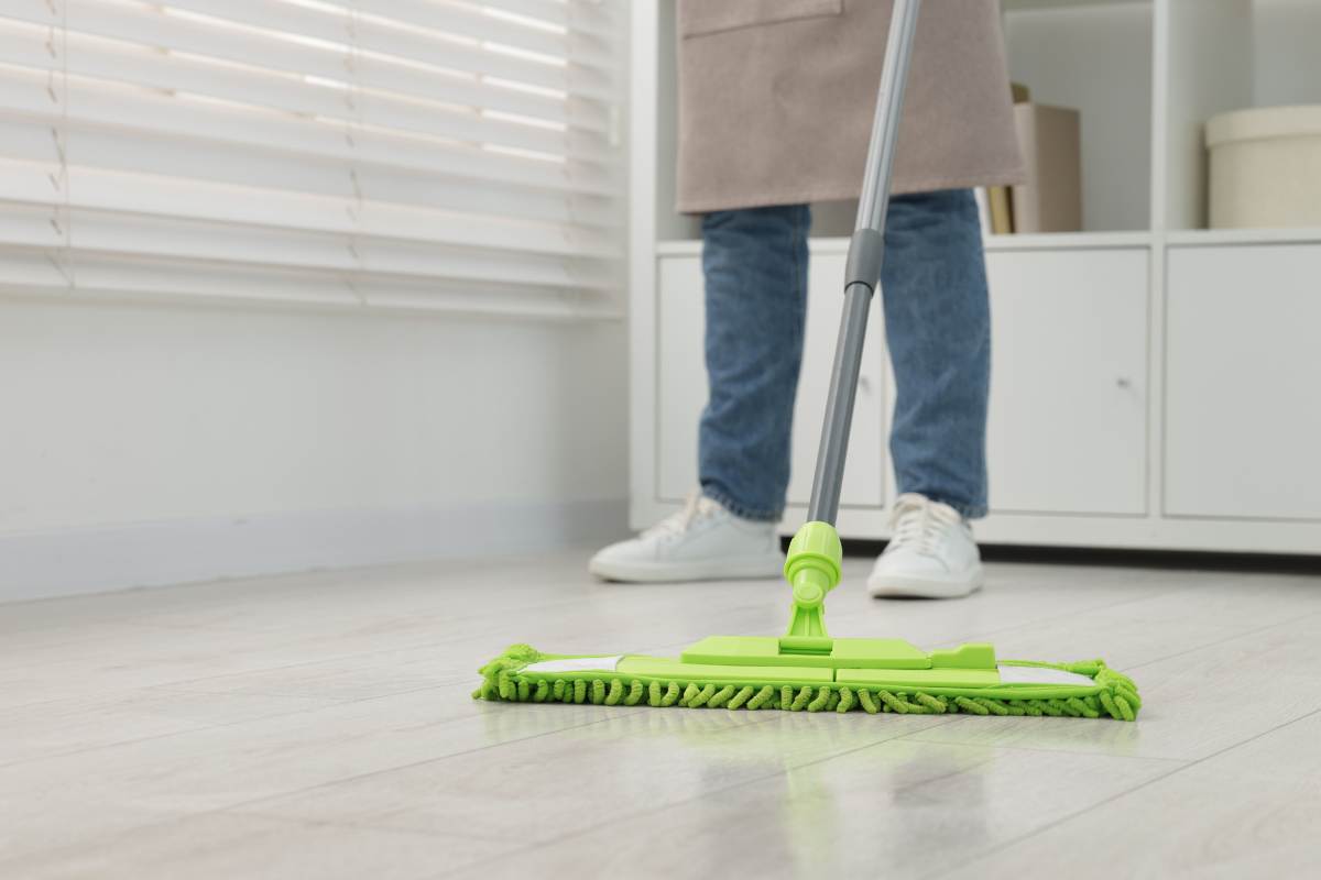 Pavimenti brillanti, dimentica il detersivo