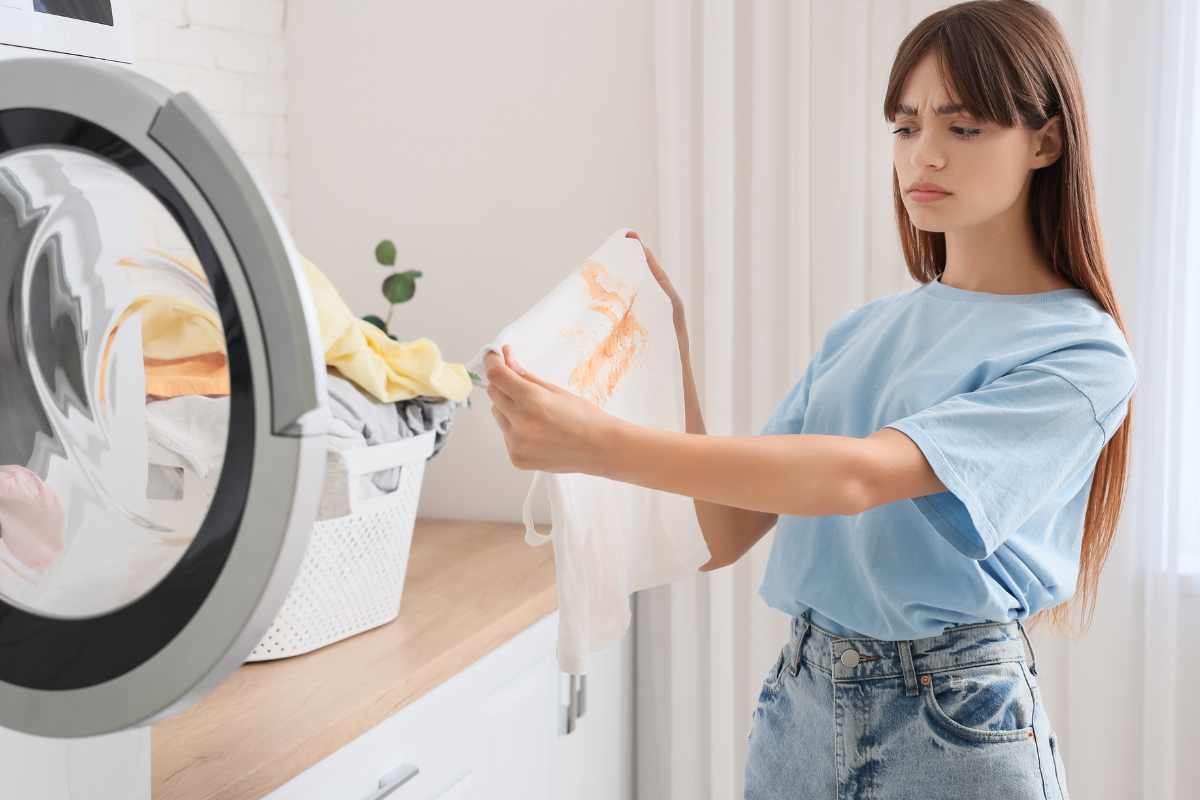 Mai più macchie sui vestiti: i rimedi naturali della nonna