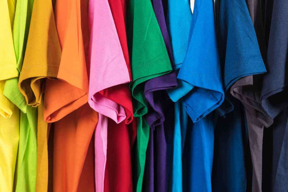 Le vecchie magliette possono farti risparmiare un sacco di soldi ma nessuno lo sa