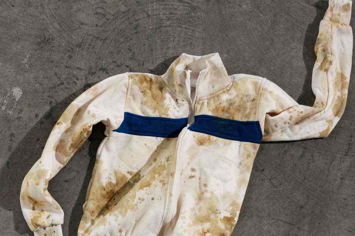 Come togliere la muffa dai vestiti con un ingrediente che hai già in casa