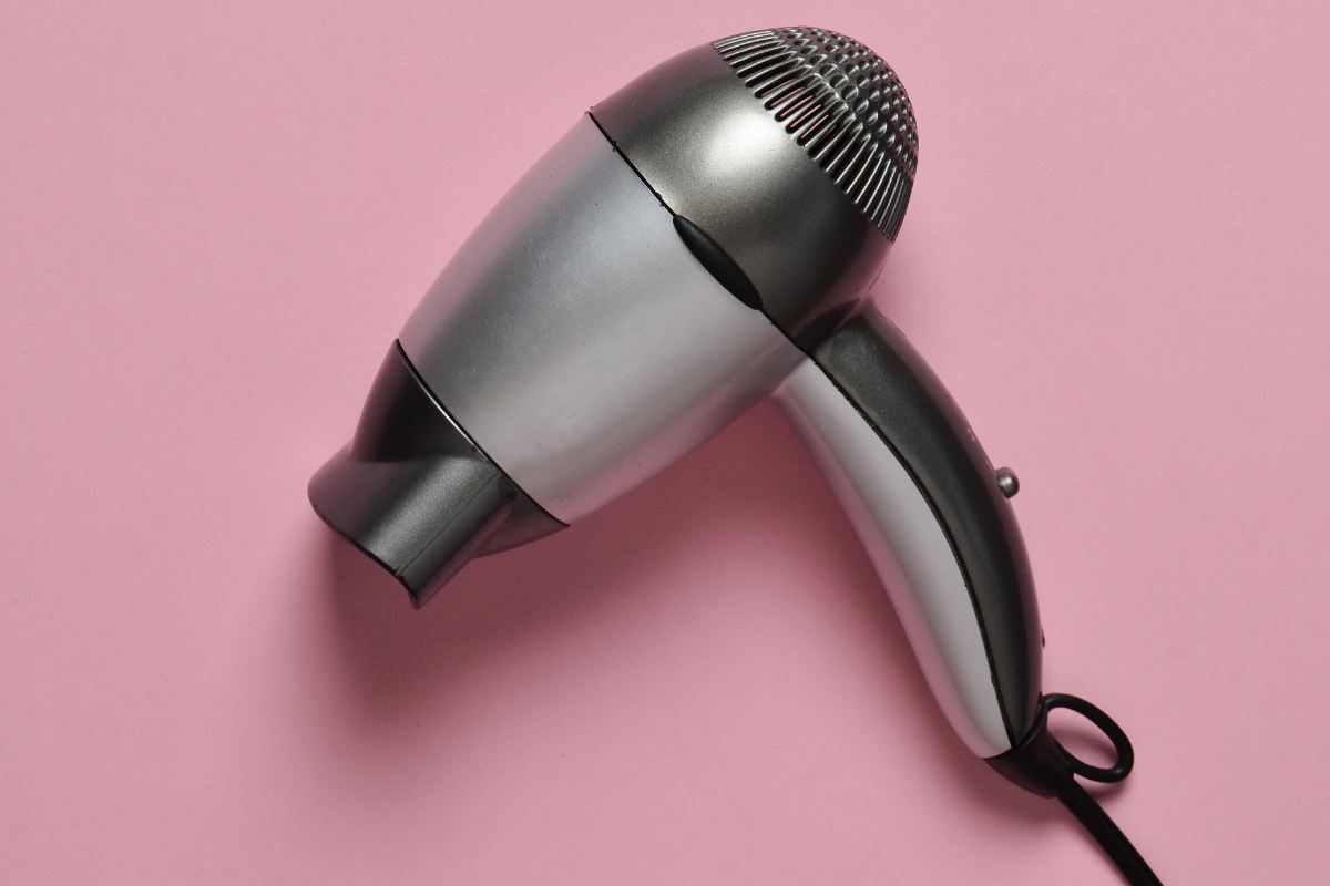 Con il trucco del phon, la tua casa non è mai stata così pulita