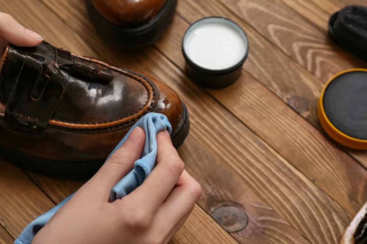 Pulire scarpe