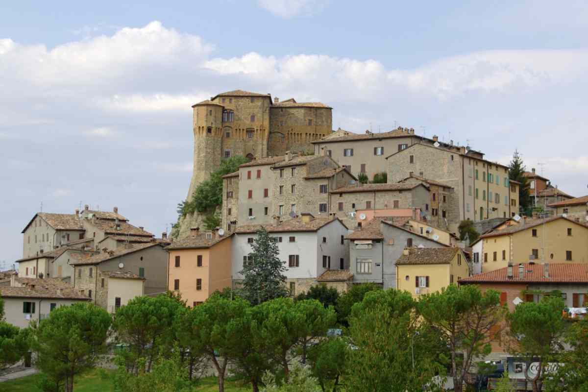 Tra le destinazioni più affascinanti spicca Sant’Agata Feltria, un borgo dell’entroterra riminese che, soprattutto nella stagione autunnale