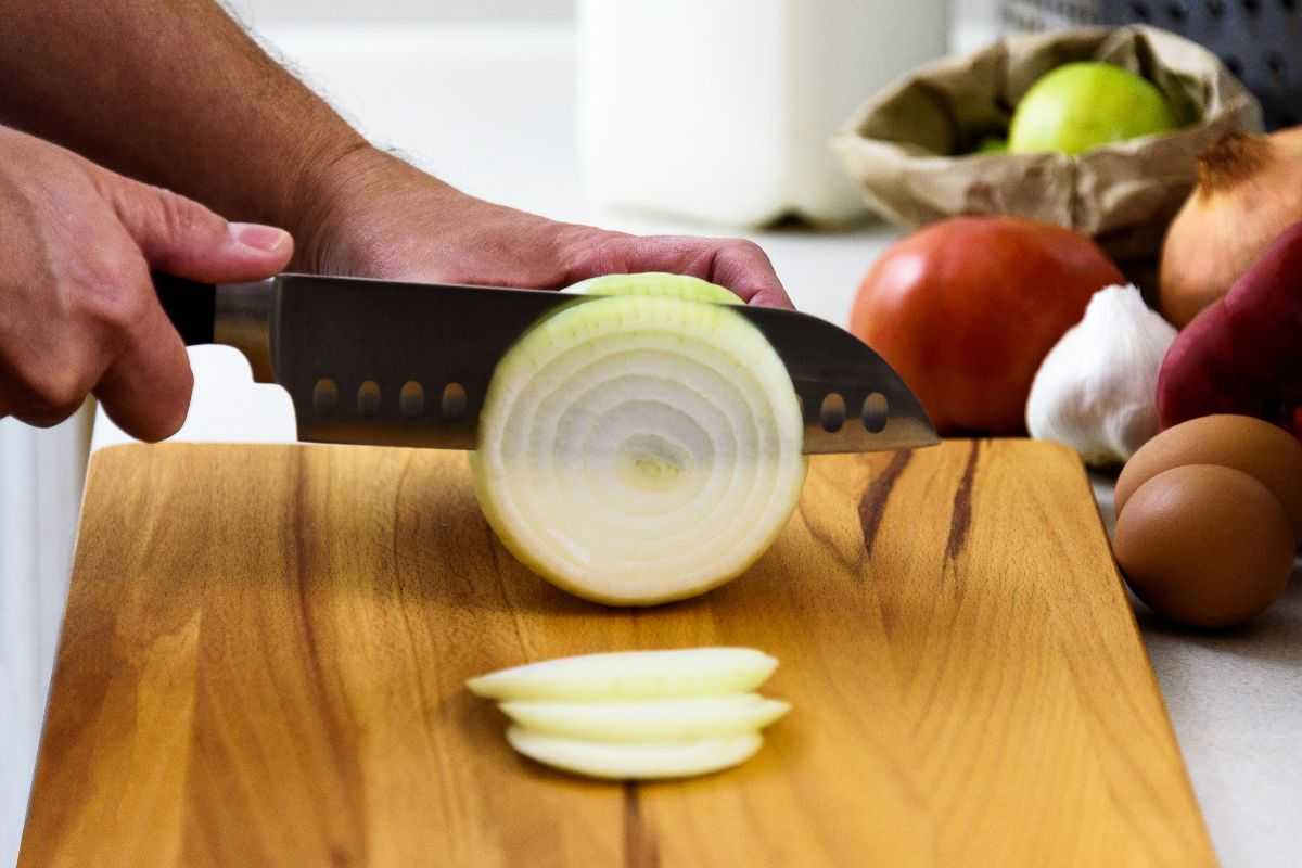 trucco per il bagno splendente: usa le cipolle