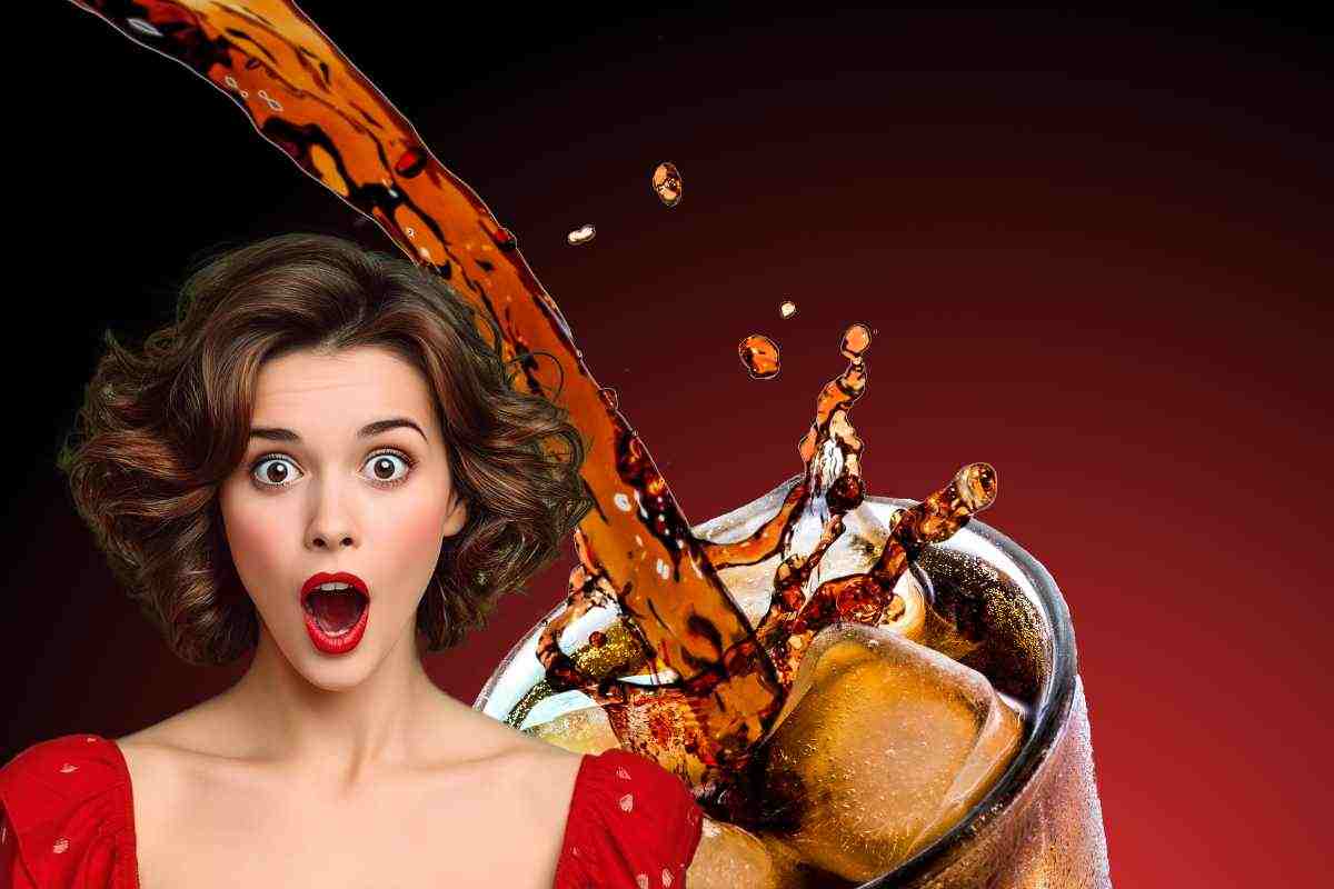 Addio detersivi, la nonna pulisce tutto con la Coca-Cola: il trucco