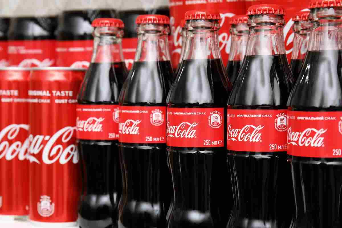 Addio detersivi, la nonna pulisce tutto con la Coca-Cola: il trucco , tutti i dettagli