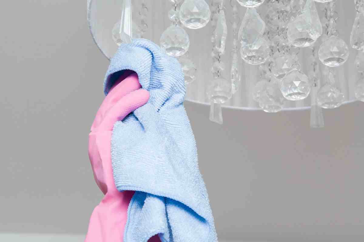 i trucchi per pulire i lampadari