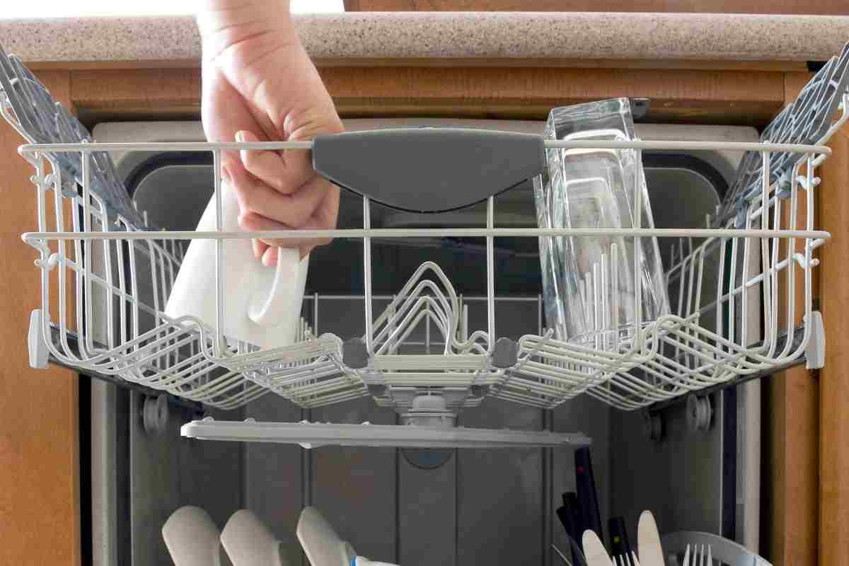 lavastoviglie i 5 rimedi per pulirla