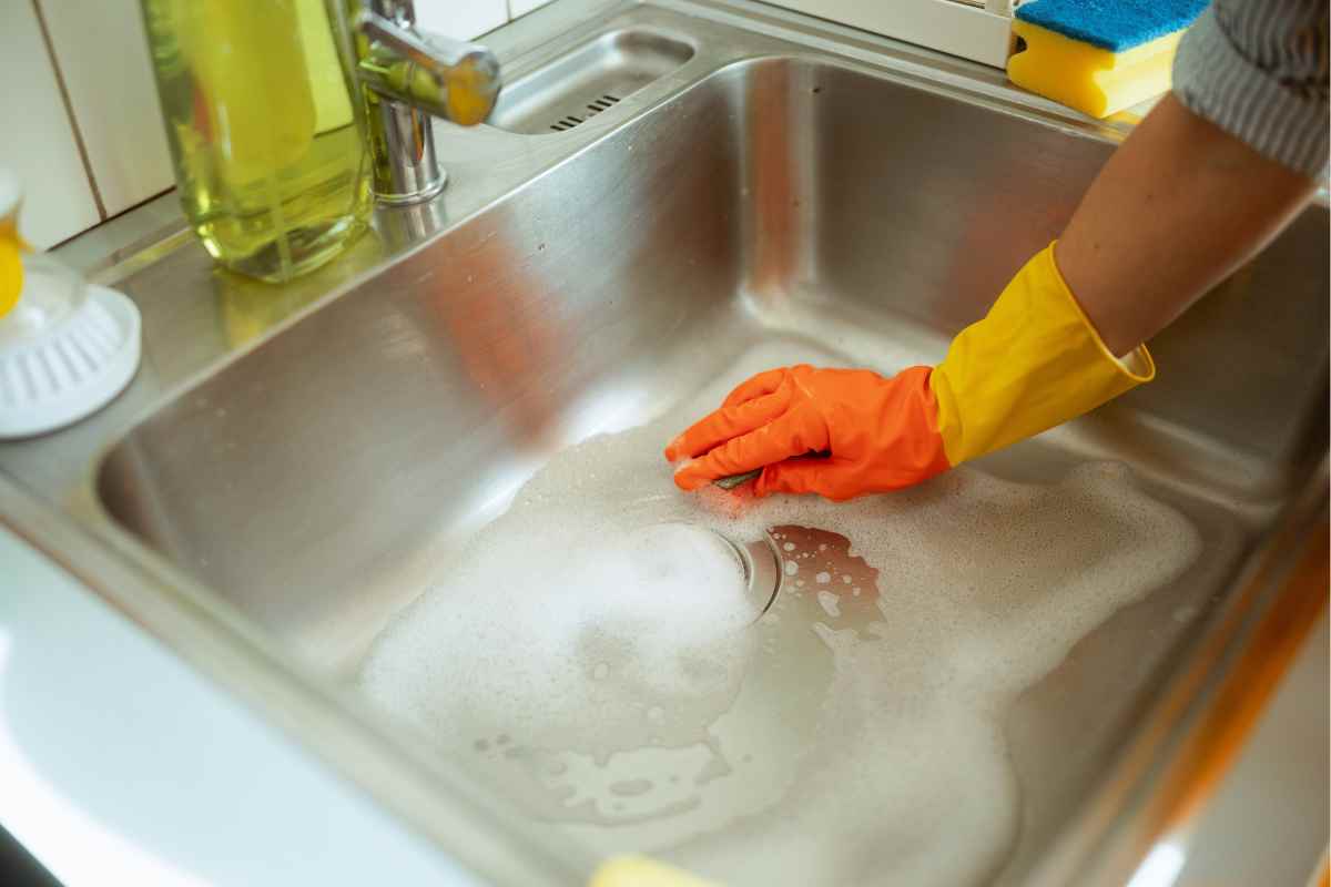 Lavello in acciaio, lo hai mai lavato così? Diventa splendente