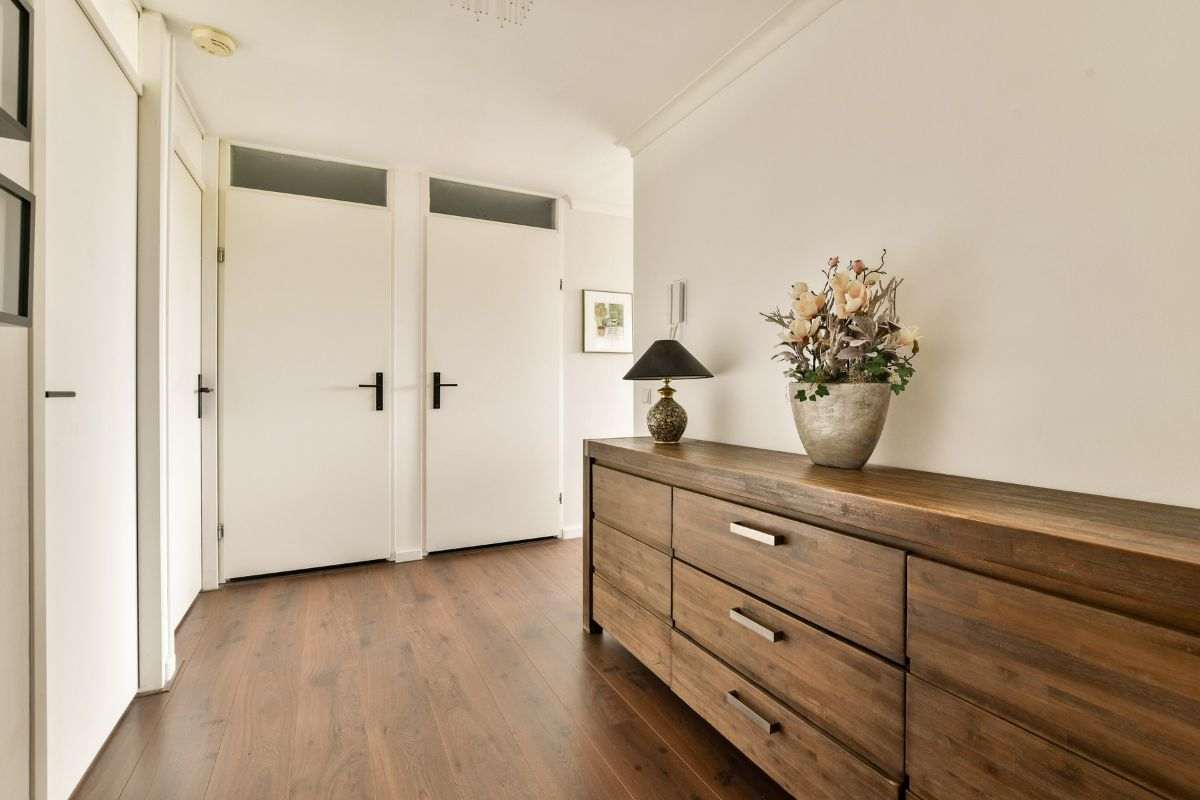 Il trucco delle nonne per pulire i mobili in legno