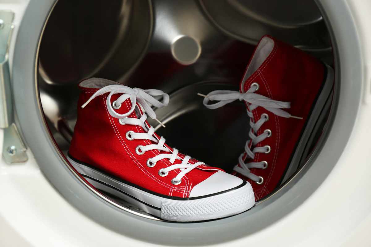 Scarpe sporche in lavatrice? Ecco il trucco della nonna per farle tornare come nuove